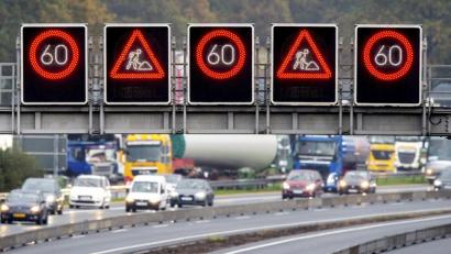 Bild: Hauke-Christian Dittrich/dpa
Nur Tempo 60, verengte Fahrspuren: Die Fahrt durch Autobahn-Baustellen stresst viele.