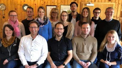 Bild: le
Eine starke Mannschaft ist das Vorstandsteam der TV-Tennisabteilung. Sitzend, von links: Melanie Götz, Hans Götz, André Oppitz, Frank Bayer und Julia Niemann. Stehend, von links: Corinna Münchmeier, Michael Konz, Sandra Neubeck, Renate Wolf, Jasmin Götz, Tobias Wolf, Sandra Wolf, Nicolas Sommer und Oliver Konz.