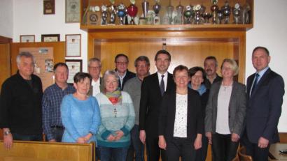 Bild: sei
Bei den Neuwahlen wird der stellvertretende Vorsitzende Thomas Magerl (Siebter von rechts) im Amt bestätigt, ebenso Schriftführerin Monika Puff (Fünfte von rechts) und Beisitzer Franz Sperl (links). Das Sozialwerk wird von Abgeordneten Stephan Oetzinger (Sechster von rechts) geführt und hat das 100-jährige Jubiläum schon im Auge. Tragende Säulen des Vereins sind Kassiererin Ulrike Schiller (Zweite von rechts) und die Unterkassiererinnen Christine Dirrigl (Dritte von links) und Ingrid Zwerenz (Fünfte von links).