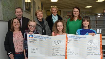 Bild: dob
660 Euro kamen beim Adventskonzert der Realschule in der katholischen Stadtpfarrkirche zusammen. Jetzt haben Schüler und die Lehrerinnen Simone Hauer-Näger (links) und Stephanie Ebner-Rebl (hinter Reihe, rechts) das Geld an die Kinderkrebshilfe in der Region Oberpfalz Nord und an das Spendenkonto "Hilfe für Renate" weitergereicht. Direktor Andreas Meier (hinten, links) freut sich über die gute Tat.