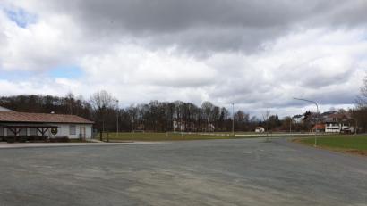 Bild: ak
Der Festplatz in Kastl soll einen stationären Stromanschluss erhalten. Die Kosten dafür und der Standort stehen allerdings noch nicht fest.