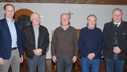 Bild: wee
Bei der CSU-Versammlung bedankten sich Ortsvorsitzender Dieter Rosenberg (rechts) und Bürgermeister Konrad Kiener (links) bei Fritz Geitner, Theo Büchner und Kurt Doll (von links) für ihre langjährige, aktive Mitarbeit in der Vorstandschaft des CSU-Ortsverbandes Wernberg-Köblitz.