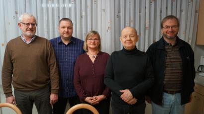 Bild: du
In der Sitzung werden (von links) Gerd Loreth zum Kirchenpfleger, Thomas Hengl zum Miethausbeauftragten, Birgit Detter-Schneidhuber zur Protokollführerin und Ernst Lenk senior zum Kindergartenbeauftragten bestellt.