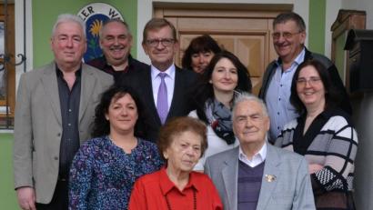 Bild: pfaa
Jubilar Richard Ducheck und seine Ehefrau Barbara (vorne) freuen sich über die Unterstützung ihrer Familie. Dritter Bürgermeister Norbert Schuller (oben, Dritter von links) gratuliert Ducheck zum 85. Geburtstag und lobt das Engagement des Jubilars für die Stadt.