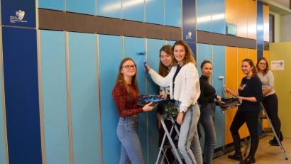 Bild: wro
Für die farbliche Wandgestaltung sind die Schüler verantwortlich. Seit Tagen schwingen sie die Werkzeuge.