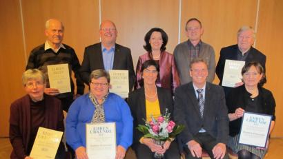 Bild: khg
Die Geehrten des BLLV-Kreisverbandes Vilseck (hinten, von links) Konrad Köppl, Arthur Schriml, Vorsitzende Edith Ruppert-Groher, Herbert Hoffmann und Reinhold Gleißl sowie (vorne, von links) Irmgard Rosenblatt, Anna Metz, die Bezirksvorsitzenden Ursula Schroll und Albert Schindlbeck sowie Zweite Vorsitzende Barbara Ströll-Seegerer.