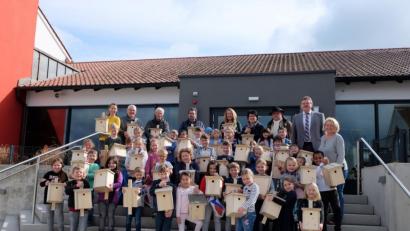 Bild: Stefanie Gradl
Die Erstklässer zeigen stolz ihre Nistkästen, die ihnen von den Mitgliedern der Vogelfreunde, den Mitarbeitern des Bauhofes und Bürgermeister Hans-Martin Schertl (Zweiter von rechts) übergeben wurden.