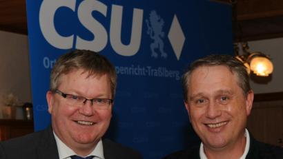 Bild: gf
„Wir „rödeln“ beide mit Leidenschaft für unsere Bürger“ so Oberbürgermeister Michael Cerny (links) beim Fischessen in Altmannshof. Als kleines Dankeschön für die Wahlkampfhilfe überreichte ihm Hermann Böhm eine Flasche „Böhmischen Eierlikör“ aus eigener Herstellung.