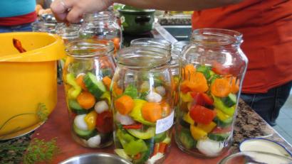 Bild: KuBZ Waldsassen
Vorratshaltung: Hauswirtschafterin Loni Brunner aus Schwandorf weiß, wie man Lebensmittel haltbar macht.