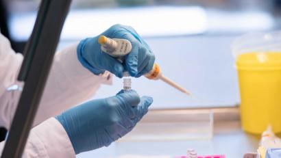 Symbolbild: Sven Hoppe/dpa
Das Landeskriminalamt hat bei einer Analyse die Substanz aus der Wohnung in Eschenbach analysiert. Es handelt sich um Buttersäure.