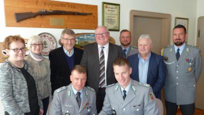 Bild: Portner
Oberstleutnant Christoph Huber (links) und der neue Kommandeur Andreas Bleek tragen sich in das Goldene Buch ein. Bürgermeister Heinz Weigl (Mitte) und seine Stellvertreter Christa Zapf (Zweite von links) und Peter Forster (Zweiter von rechts) sowie Barbara Ruhland und Josef Lohrer von den Stadtratsfraktionen schauen dabei über die Schulter, sowie auch Oberstabsfeldwebel Lars Piller (rechts) und Oberleutnant Steven Bussemer.