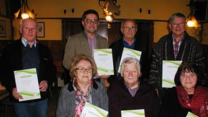 Bild: gis
Für ihre Mitgliedschaft zum FGV wurden Doris Baumann (vordere Reihe, von links), Egon Pscherer und Gisela Kuhbandner sowie (hintere Reihe, von links) Edwin Prechtl, Bürgermeister Franz Tauber, Johann Gleißner und Siegfried Baumann ausgezeichnet.
