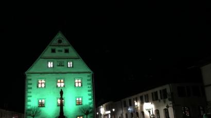 Bild: mor
In grünem Licht wIn grünem Licht wird am Sonntag, dem „St. Patricks Day“, das Rathaus erleuchten. Bürgermeister Edgar Knobloch und Stadtelektriker Manuel Baack (rechts) begutachten beim Probelauf das Lichtspektakel.