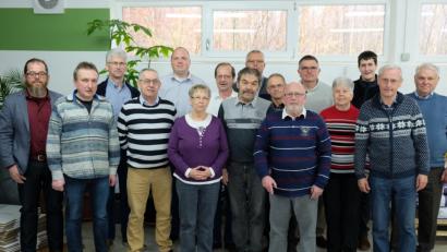 Bild: do
In stark veränderte Besetzung geht die Vorstandschaft des Kreisverbandes 4 Weiden der Rasse-Kaninchenzüchter in die nächste vierjährige Wahlperiode. Unser Bild zeigt die neue Mannschaft mit dem alten und neuen Vorsitzenden Wolfgang Brunhofer aus Krummenaab (8.v.li.)