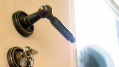 Symbolbild: agentur_dpa
Schlüsseldienst-Betrüger zockten einen älteren Mann in Schwandorf ab.