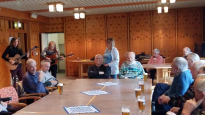 Bild: kgg
Die Musiker aus Wales zogen im Seniorenheim St. Martin von Station zu Station und spielten dann auch beim Frühschoppen.