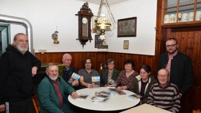 Bild: fjo
Mit den Autoren um Vorsitzenden Andreas Ringholz (Vierter von links) freut sich zweiter Bürgermeister Markus Bauriedl (rechts) über die Waidhauser Dorfgeschichte(n).