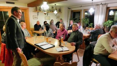 Bild: bsc
Informativ, dennoch kritisch verlief der verspätete politische Aschermittwoch der Unabhängigen Freien Wählergemeinschaft. Fraktionssprecher Oskar Schuster (links stehend) beantwortete Fragen der Besucher und sprach zu aktuellen Themen der Gemeindepolitik. Für die anstehende Europawahl warb er um Beteiligung.