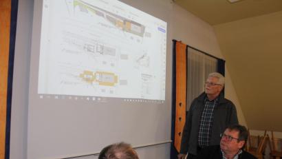 Bild: frd
Architekt Hermann Hösl aus Nabburg stellte dem Gremium die Planungen vor.