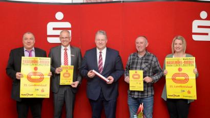 Bild: ref
Bei der Präsentation des Landkreislaufes 2019 (von links): Robert Graf (Leiter der Sportförderung des Landkreises), Sparkassen-Vorstand Alexander Düssil, Landrat Richard Reisinger, Streckenchef Erich Dömel und Christina Rösl, Sportbeauftragte am Landratsamt.