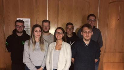 Bild: bk
Nahezu komplett neu aufgestellt ist die Kirwagemeinschaft mit (von links) Christian Rauscher, Julia Rauscher, Dominik Rudlof, Natalie Weig, Christian Bauer, Alexander Gilch und Johannes Amann.