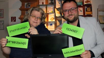 Bild: spw
Marion Gaksch, Leiterin der Verbraucherzentrale in Amberg, und Polizist Sven Ertel warnen: Passwörter sollten nicht danach ausgesucht werden, ob man sie sich leicht merken kann. "Man muss es den Kriminellen so schwer, wie möglich machen", sagt der Beamte.