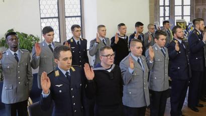 Bild: Wolfgang Steinbacher
Feierliches Gelöbnis der 16 Rekruten des Logistikbataillons 472 im Sulzbacher Rathaussaal: Eine Angehörige reiste sogar 530 Kilometer an, um hier dabei sein zu können.
