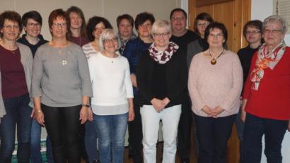Bild: weu
Heike Klein (Dritte von links) und Bettina Lottner (Vierte von links) stehen an der Spitze des Frauenbundes. Sie werden zur Freude von Pfarrer Markus Urban (Fünfter von rechts) von einem tatkräftigen Team unterstützt.