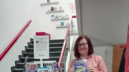 Bild: exb
Bettina Weisheit präsentiert Bücher zum Thema Rassismus.