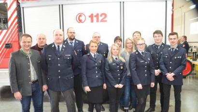 Bild: fz
Nicole Scharff (vorne, Dritte von rechts) führt die Feuerwehr weiter als Vorsitzende. Ihr neuer Stellvertreter ist Siegfried Kammerer (vorne, Zweiter von links).