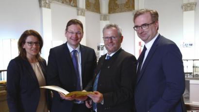 Bild: exb
CSU-Vorsitzende Martina Engelhardt-Kopf, Bauminister Hans Reichhart, OB Andreas Feller und Abgeordneter Alexander Flierl freuen sich über den Baufortschritt am Landesjugendamt.