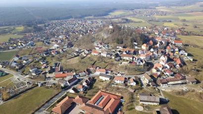 Bild: galileo-ip/Christian Herrmann
Von Parkstein gibt es bald aktuelle Luftaufnahmen - der Markt wird aus der Luft vermessen.