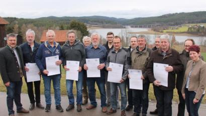 Bild: dl
Ludwig Dirscherl, Josef Gazinski, Heribert Gissibl, Walter Preis, Klaus Reimer, Dieter Sturm und Sebastian Wellnhofer wurden mit einer großen Urkunde für 40 Jahre Mitgliedschaft geehrt (vorne von links). Benedikt Bäumler (15), Dieter Wild und Jakob Weindler sind 25 Jahre im Verein (hinten). Der Präsident des Oberpfälzer Fischereiverbandes Hans Holler (links), Zweite Bürgermeisterin Margit Reichl und die beiden Vorsitzenden (von rechts) gratulierten.