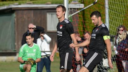 Bild: ham
Der Pfreimder Kapitän Michael Prey (rechts) ist sauer: Die SpVgg kassierte in den letzten Spielen immer zu viele Tore. Das soll in Passau anders werden.