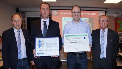 Bild: nib
Stefan Obendorfer (Zweiter von links) nahm das Gütesiegel „Silberne Raute“ für den Verein entgegen. Tobias Kemptner (Dritter von links) freute sich über die Berufung in den „Club 100“. Die Ehrungen nahmen Georg Höcherl (links) und Reinhold Rengsberger (rechts) vor.