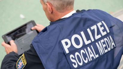 Symbolbild: Swen Pförtner/dpa
Auch die Polizei ist inzwischen in den sozialen Netzwerken wie Facebook, Twitter oder Instagram aktiv. Sie warnt davor, dort Fotos oder Aufrufe zu veröffentlichen, in denen jemand verdächtigt, beschuldigt, gesucht oder diffamiert wird.