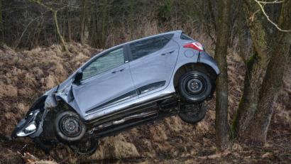 Bild: jr
Der Hyundai blieb in den Bäumen hängen, dahinter liegt eine Teichanlage. Warum das Fahrzeug von der Fahrbahn abkam, muss noch geklärt werden. Die Fahrerin kam leicht verletzt ins Krankenhaus nach Tirschenreuth.