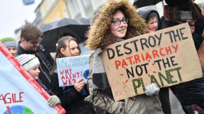 Bild: Miedl
Mit Plakaten zogen am Freitag rund 200 Jugendliche und auch einige Erwachsene durch Marktredwitz, um für Klimaschutz zu demonstrieren.