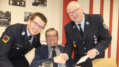 Bild: rn
Dieter Kies (Mitte), der Vorsitzende des Stadtverbands, erklärt sich erst nach einer Krawatten-Übergabe bereit, das 50. fördernde Mitglied der Feuerwehr zu werden.
