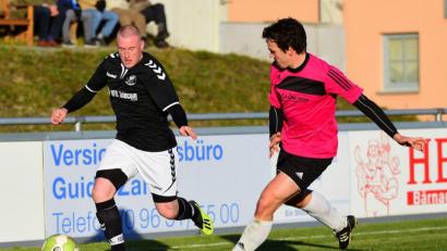 Bild: Schrems
Der Tirschenreuther Andreas Gradl (rechts) verfolgt einen Gegenspieler. Er und seine FC-Mitspieler haben nach einem 0:4 zuletzt am Sonntag in Kasendorf etwas gutzumachen.