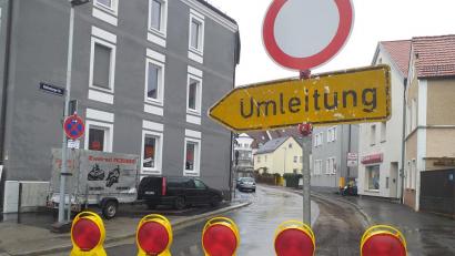 Bild: tk
In dieser Woche haben die Stadtwerke in der Weißenburger Straße begonnen, an Gas- und Wasserleitung Restarbeiten zu erledigen.
