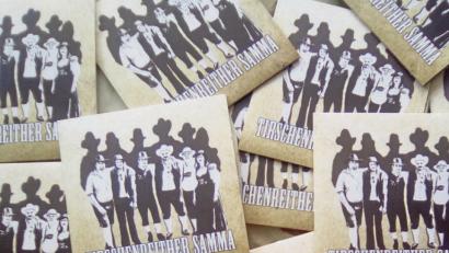 Bild: heb
Ein unterhaltsamer Querschnitt aus alter Wirtshausmusik, Couplets und selbstkomponierten Stücken ist auf der mittlerweile sechsten CD der „Tirschenreither Samma“ zu hören. Erhältlich ist sie beim Auftritt der Musiker am Freitag, 29. März 2019 im Gasthof „Zur Alm“ in Tirschenreuth oder bei der Gruppe selbst.