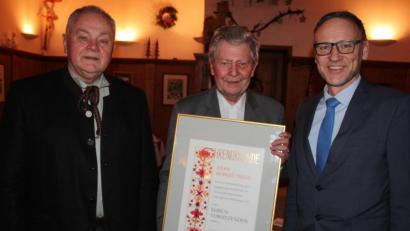 Bild: kro
Robert Treml (Mitte) wurde zum Ehrenvorsitzenden des Gerwig-Kreises ernannt. Dazu gratulierten 2. Vorsitzender Gerhard Paintner (links) und Bürgermeister Bernd Sommer.