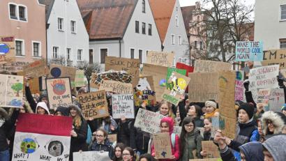 Bild: Petra Hartl
Rund 250 Teilnehmer trotzen dem Regen bei der Schülerdemo "Fridays for Future" in Weiden vor dem Alten Rathaus.