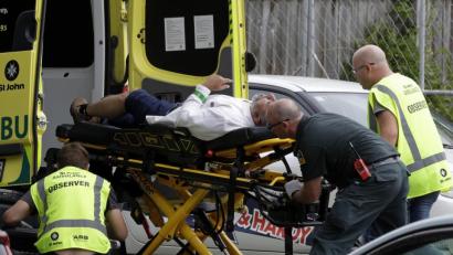 Bild:  Mark Baker/AP/dpa
Neuseeland, Christchurch: Rettungskräfte kümmern sich außerhalb einer Moschee um eine Person. In einer Moschee der neuseeländischen Stadt hat ein unbekannter Schütze das Feuer eröffnet und mindestens 49 Menschen getötet.