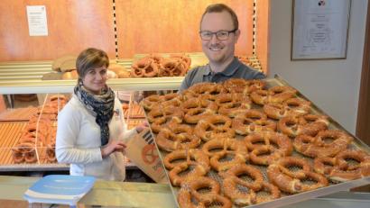 Bild: Gabi Schönberger
Verkäuferin Nathalie Gulau, Philipp Beyer und seine Brezen: Frischgebackene Produkte kosten ein paar Cent mehr.