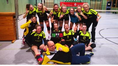 Bild: exb
Die Meistermannschaft (hinten von links): Katharina Fenk, Denise Tuchan, Lucy Riß, Paula Heidlinger, Lea Borawski, Sina Ströhl, Lisa Großmann. Vorne von links: Louisa Tilgen, Vanessa Wamser, Mira Sperber, Pauline Steinel, Lisa Petermeier. Vorne freut sich Trainer David Wallis. Es fehlt Laura Polito.