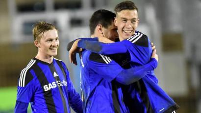 Bild: A. Schwarzmeier
Die Spieler der SpVgg SV Weiden jubelten ausgelassen nach dem Schlusspfiff: Fabian Helleder (rechts) herzt den Siegtorschützen Stefan Graf, Dennis Paulus (links) eilt hinzu.