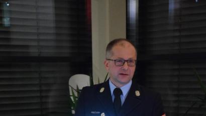 Bild: mde
Feuerwehrvorstand Roman Schäffler hält in der Jahreshauptversammlung der Kemnather Feuerwehr seinen Bericht am neuen Rednerpult.