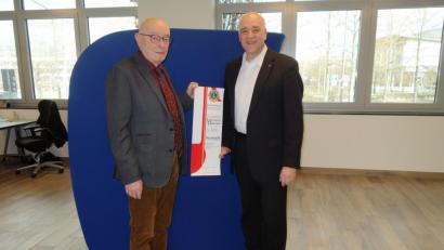 Bild: Julian Fischer
Chorleiter Karl Heinz Malzer und Christian Kick, Präsident des Lionsclubs, werben für das Konzert.
